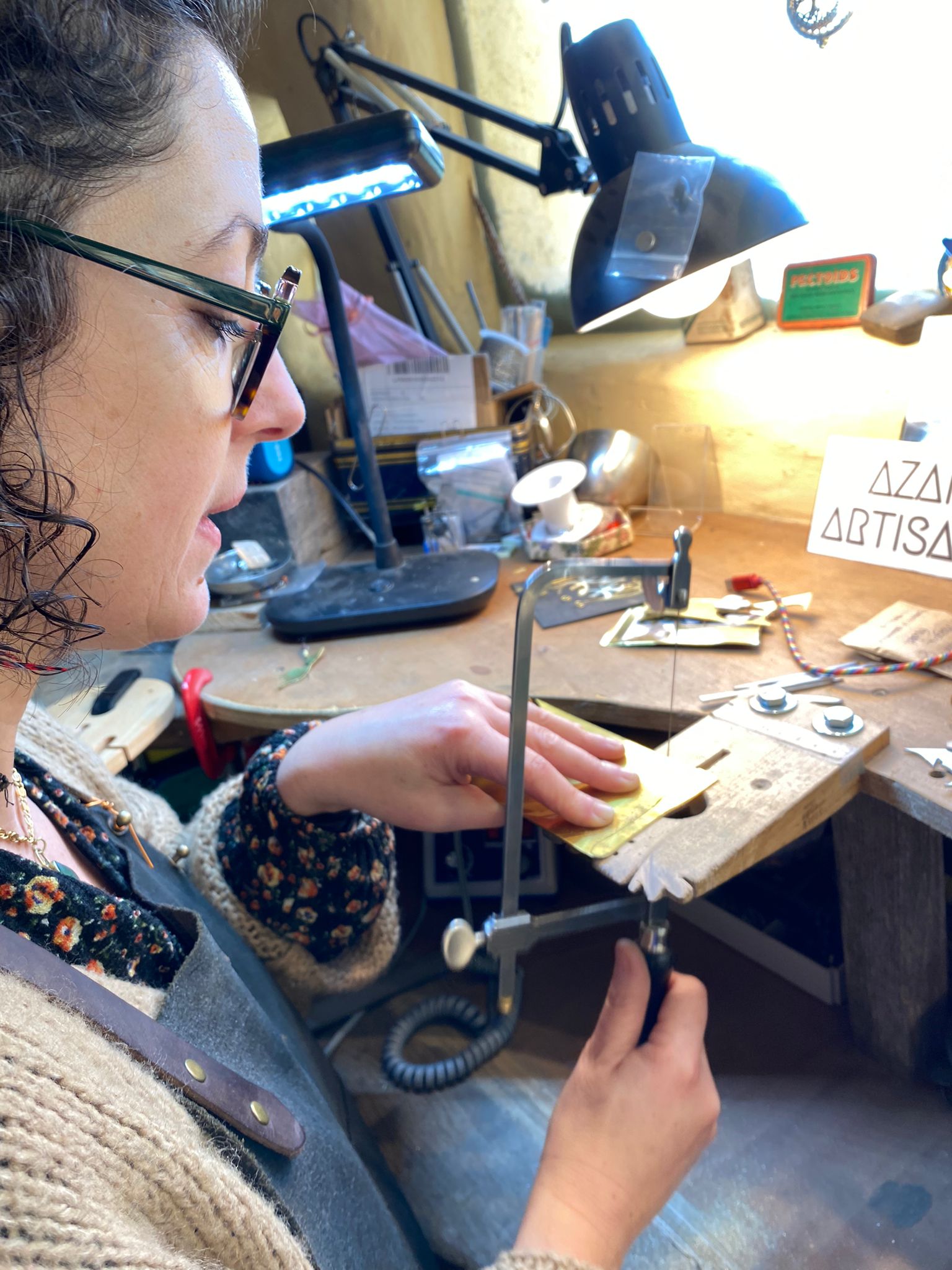 Azais travaille à l'atelier