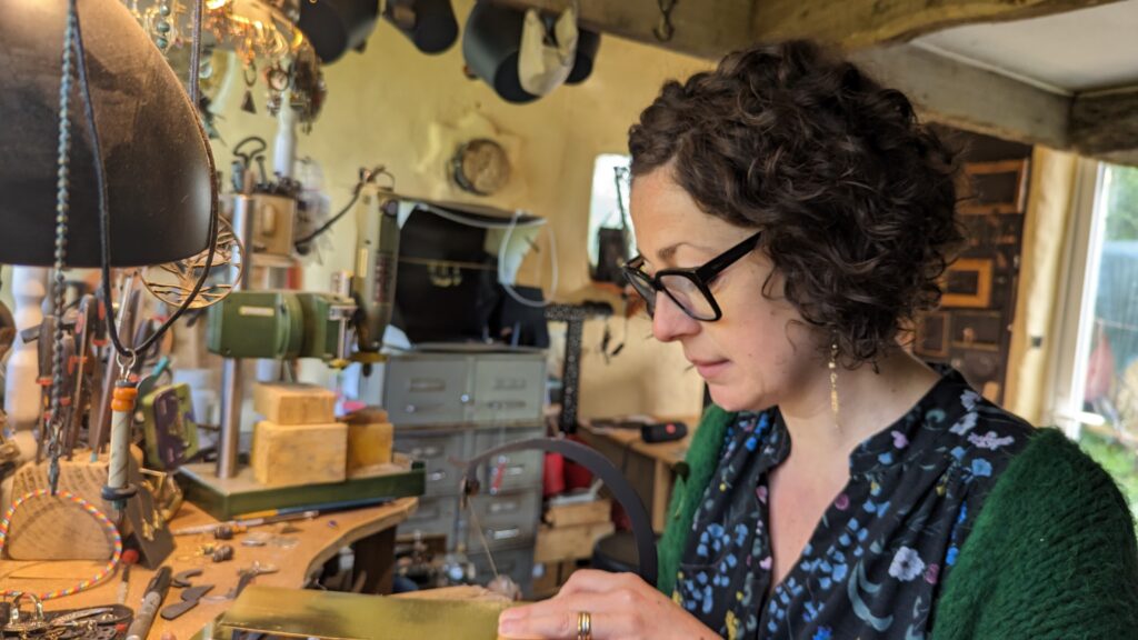 Azais travaille à l'atelier